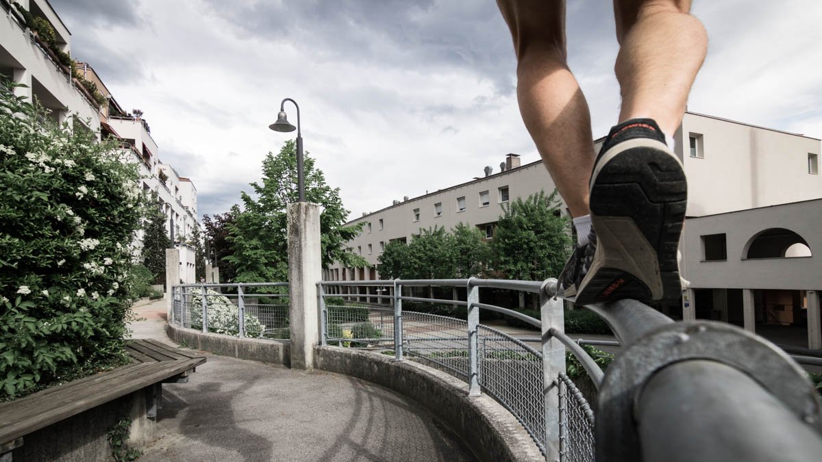 Balancetraining auf einem Geländer in Innsbruck